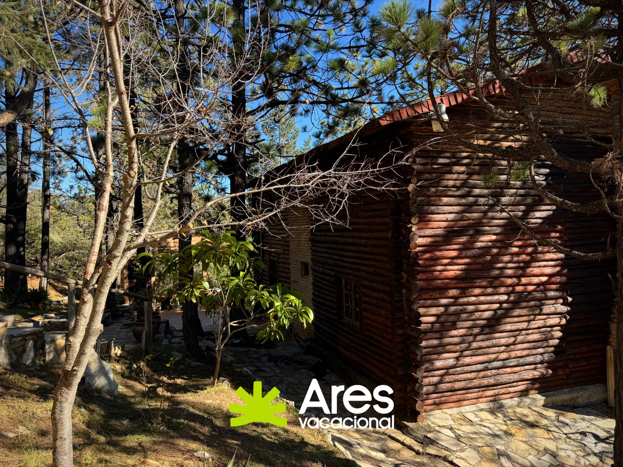 Cabaña rústica rodeada de pinos con salón de juegos y chimenea – Bosques de Monterreal