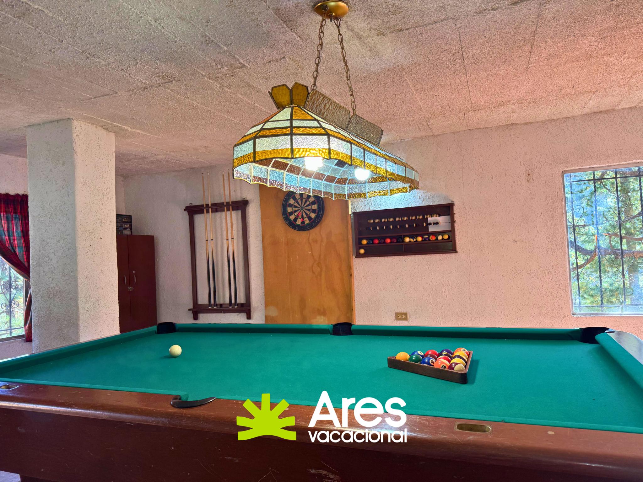 Cabaña rústica rodeada de pinos con salón de juegos y chimenea – Bosques de Monterreal