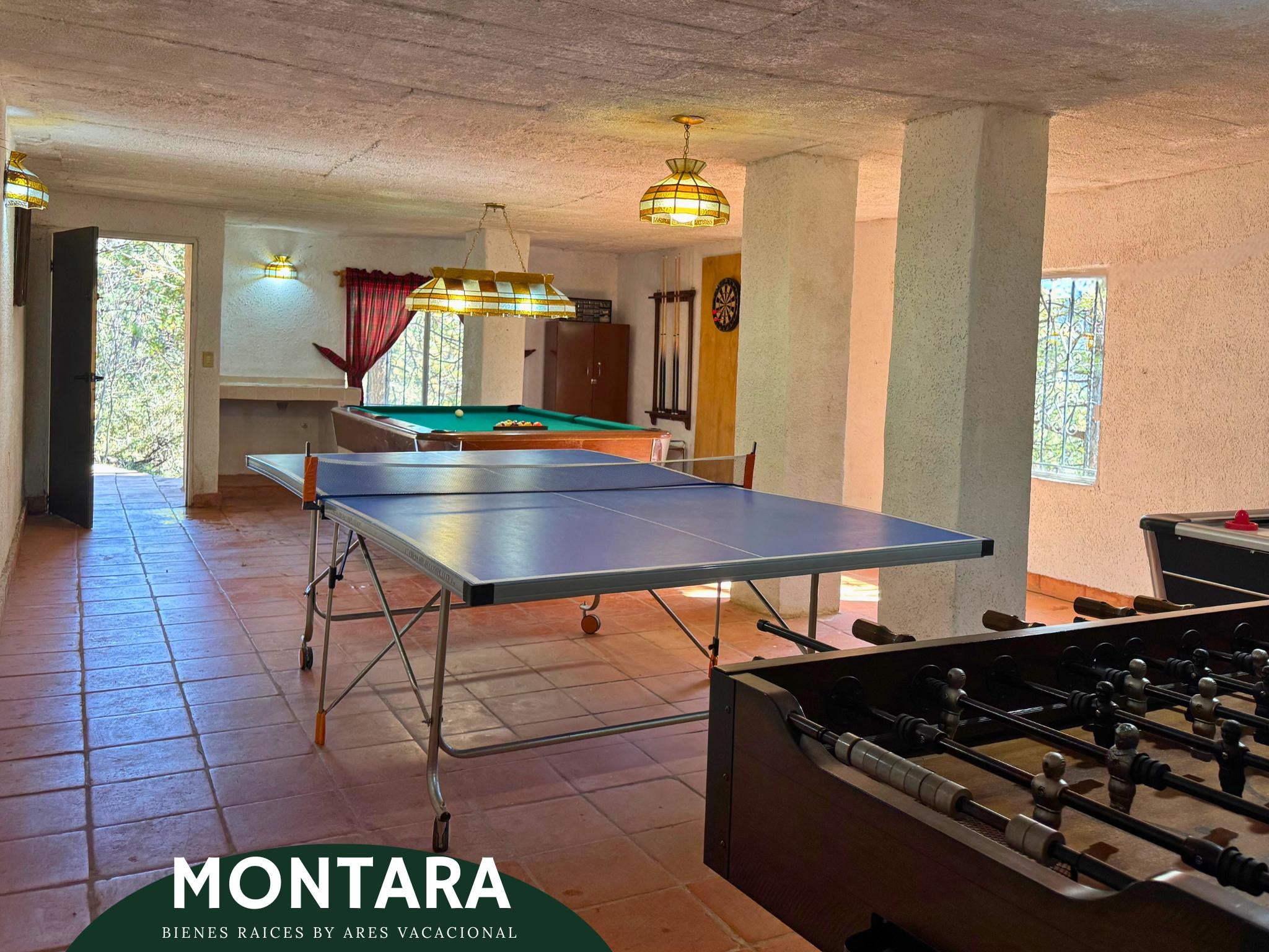 Cabaña rústica rodeada de pinos con salón de juegos y chimenea – Bosques de Monterreal