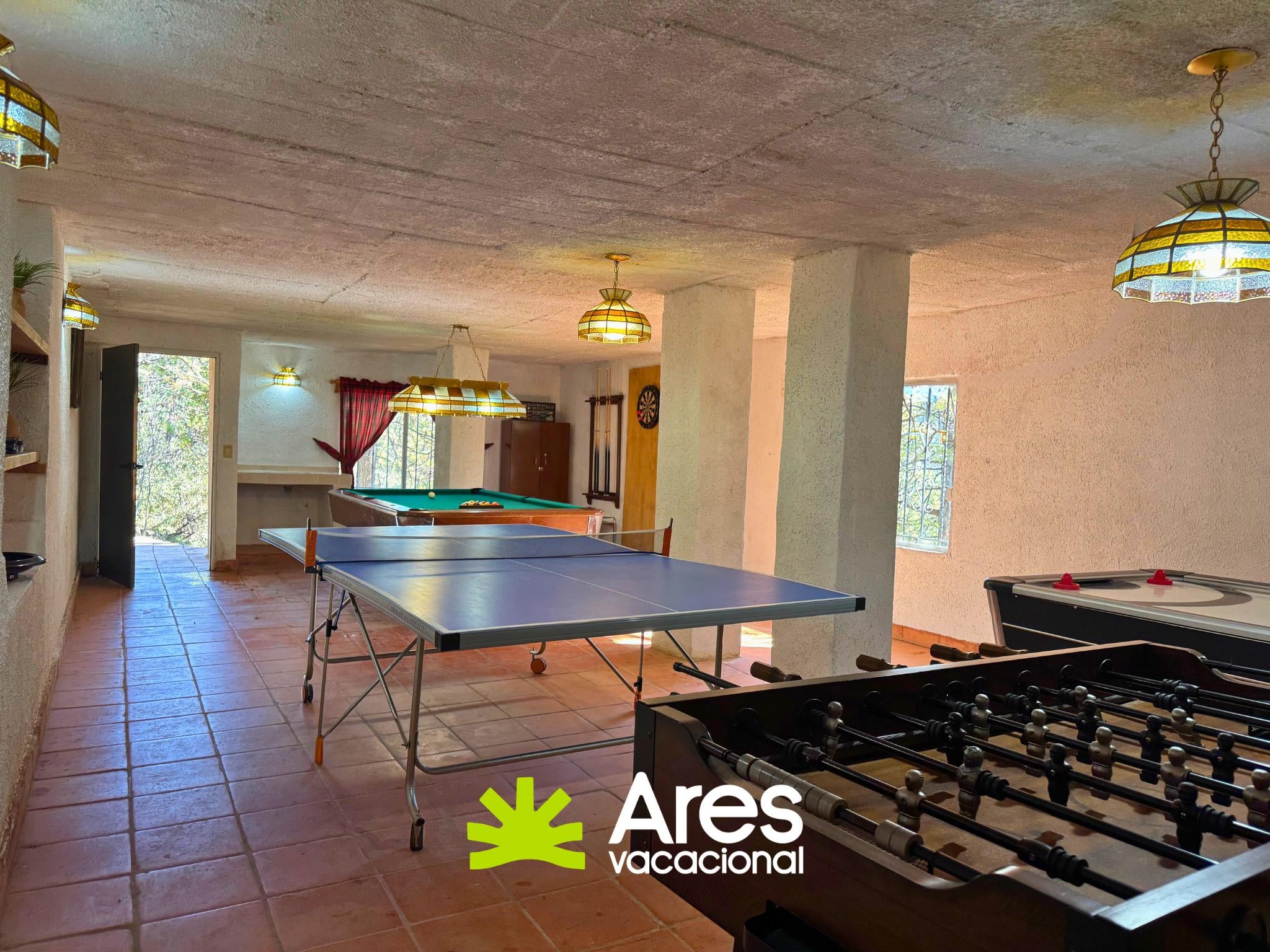 Cabaña rústica rodeada de pinos con salón de juegos y chimenea – Bosques de Monterreal