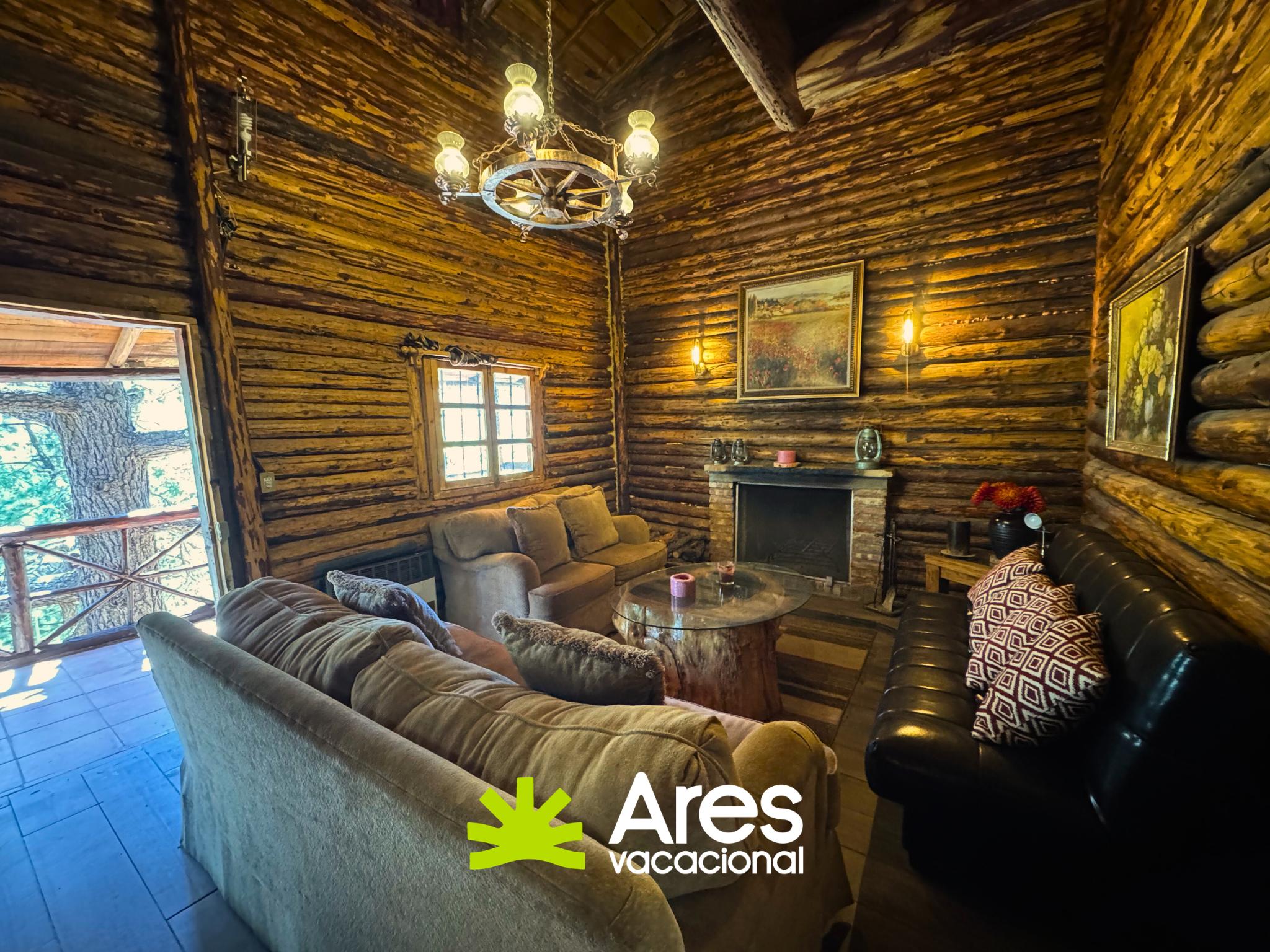 Cabaña rústica rodeada de pinos con salón de juegos y chimenea – Bosques de Monterreal