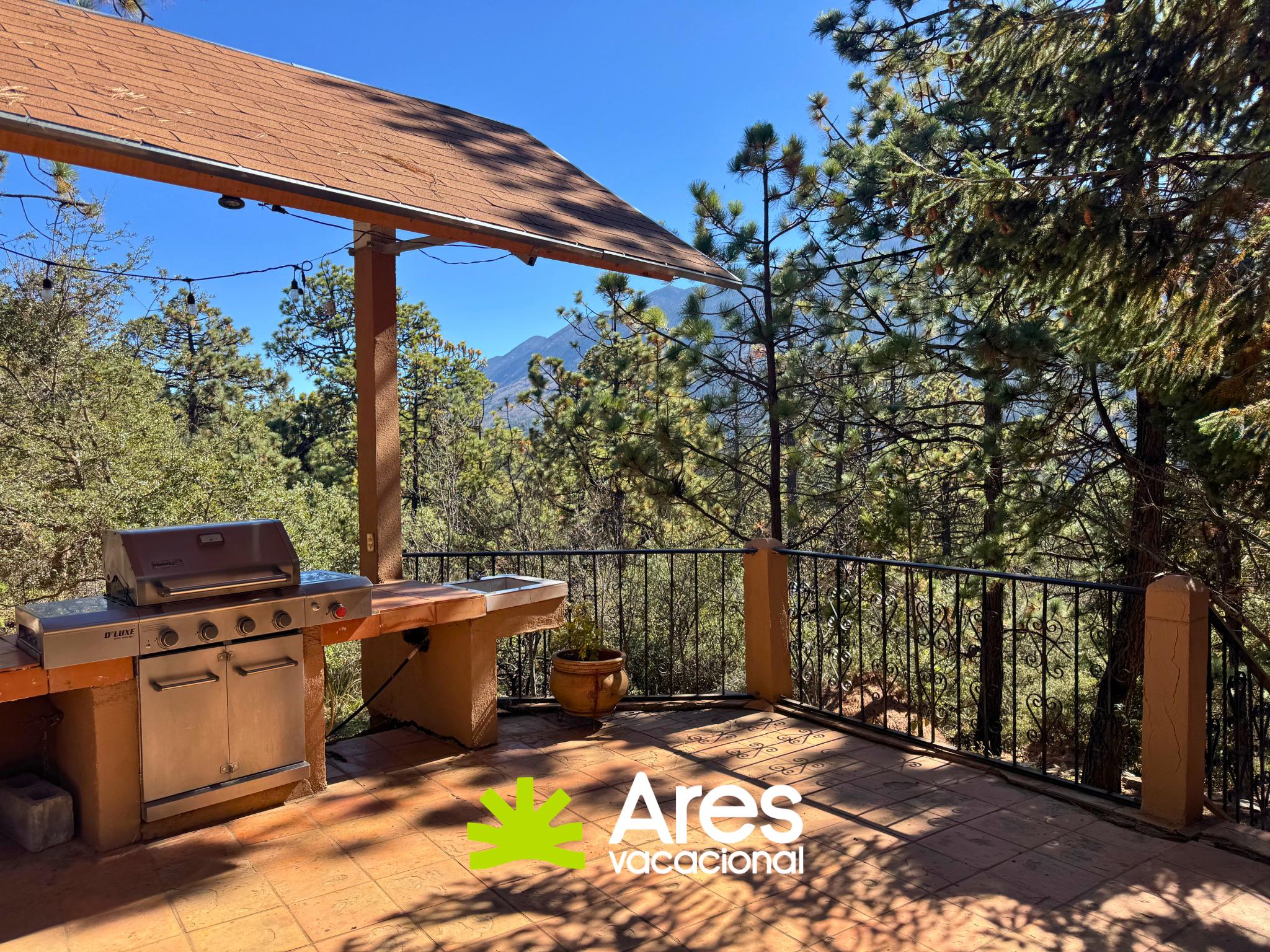 Cabaña rústica rodeada de pinos con salón de juegos y chimenea – Bosques de Monterreal