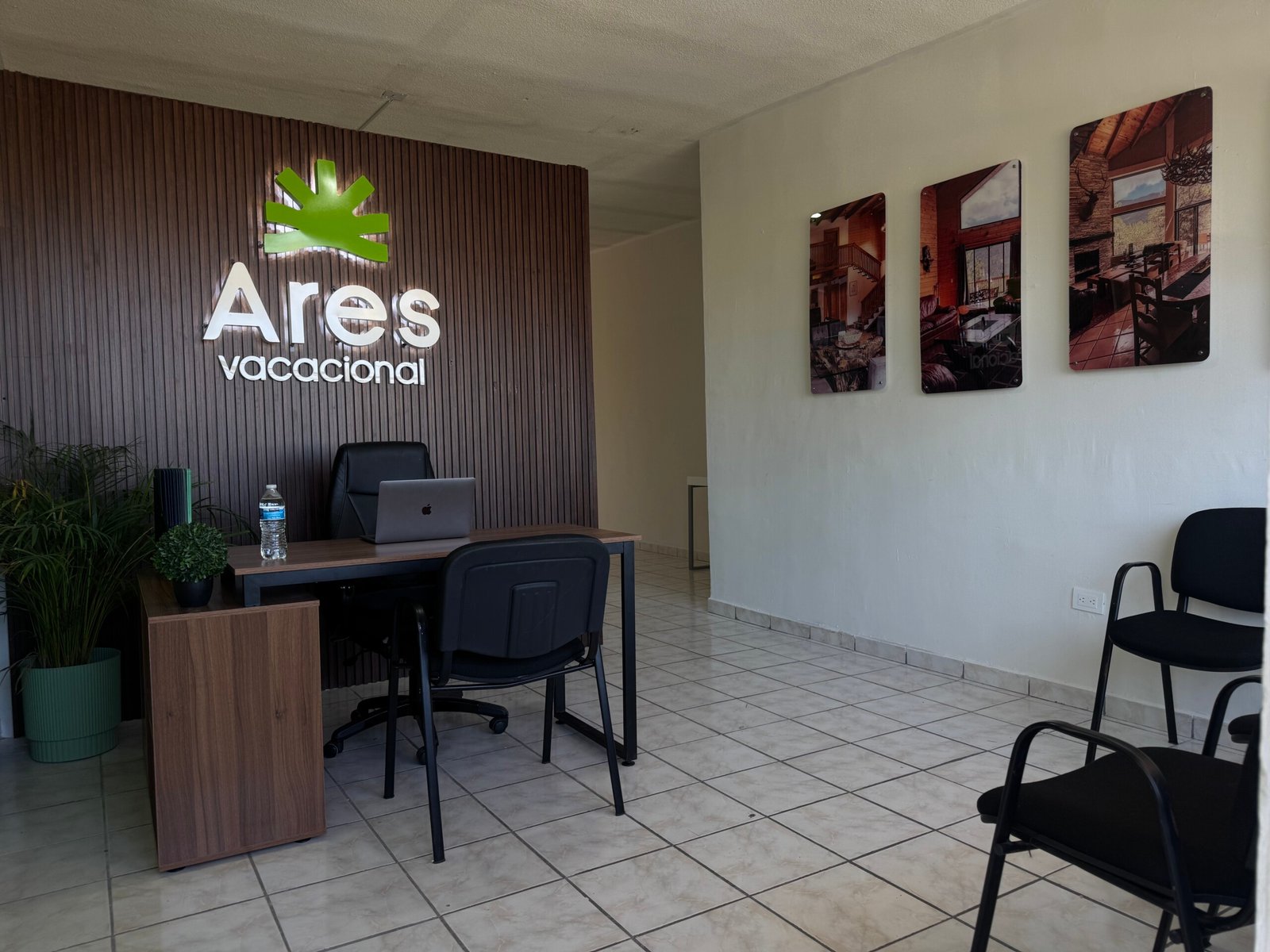 Exteriores del alojamiento con áreas verdes y terraza